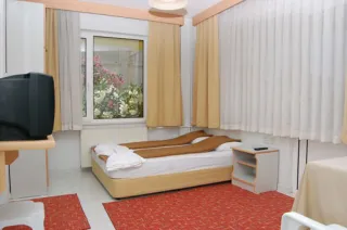 Akçay Merkezde 22 Odalı 60 Kişi Kapasiteli Faal Durumda Otel