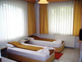 Akçay Merkezde 22 Odalı 60 Kişi Kapasiteli Faal Durumda Otel