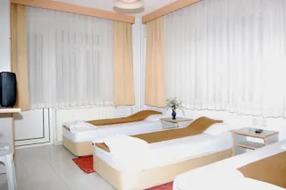 Akçay Merkezde 22 Odalı 60 Kişi Kapasiteli Faal Durumda Otel