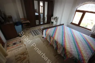SABRİ PINARBAŞI'dan KIZILKEÇİLİ'de SATILIK 1400m2 ARSA İÇİNDE MÜSTAKİL EV