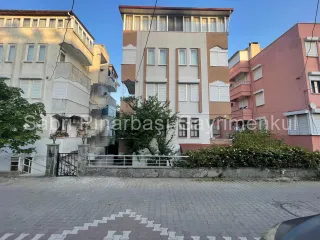 SABRİ PINARBAŞI'dan ALTINOLUK MERKEZ'de SATILIK KALORİFERLİ ARAKAT 2+1 DAİRE