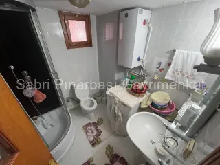 SABRİ PINARBAŞI'dan ALTINOLUK MERKEZ'de SATILIK KALORİFERLİ ARAKAT 2+1 DAİRE