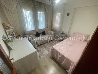SABRİ PINARBAŞI'dan ALTINOLUK MERKEZ'de SATILIK KALORİFERLİ ARAKAT 2+1 DAİRE