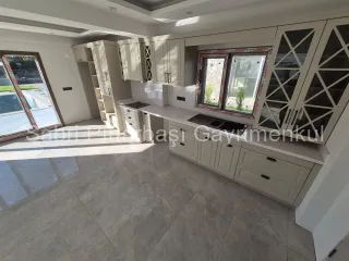 SABRİ PINARBAŞI GAYRİMENKUL'den AKÇAY'da SATILIK SIFIR TEK MÜSTAKİL HAVUZLU VİLLA