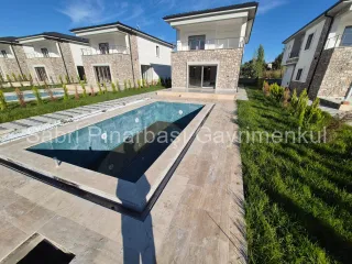 SABRİ PINARBAŞI GAYRİMENKUL'den AKÇAY'da SATILIK SIFIR TEK MÜSTAKİL HAVUZLU VİLLA