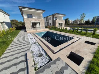 SABRİ PINARBAŞI GAYRİMENKUL'den AKÇAY'da SATILIK SIFIR TEK MÜSTAKİL HAVUZLU VİLLA