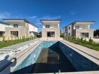 SABRİ PINARBAŞI GAYRİMENKUL'den AKÇAY'da SATILIK SIFIR TEK MÜSTAKİL HAVUZLU VİLLA