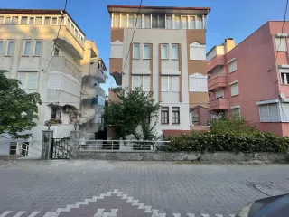 SABRİ PINARBAŞI'dan ALTINOLUK MERKEZ'de SATILIK KALORİFERLİ ARAKAT 2+1 DAİRE