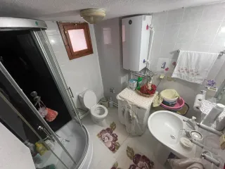 SABRİ PINARBAŞI'dan ALTINOLUK MERKEZ'de SATILIK KALORİFERLİ ARAKAT 2+1 DAİRE