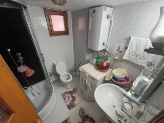 SABRİ PINARBAŞI'dan ALTINOLUK MERKEZ'de SATILIK KALORİFERLİ ARAKAT 2+1 DAİRE